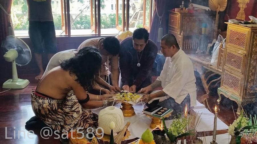 รูปที่ 3 — พิธีเปลี่ยนขันธ์ครูของอาจารย์สุบิน นะหน้าทอง