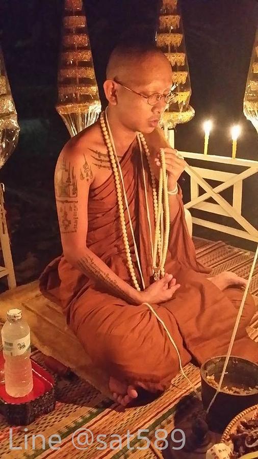 รูปที่ 6 — พระอาจารย์แว่น ปลุกเสกวัตถุมงคลทางด้านเสน่ห์ ในฤกษ์จันทร์ซ้อนจันทร์