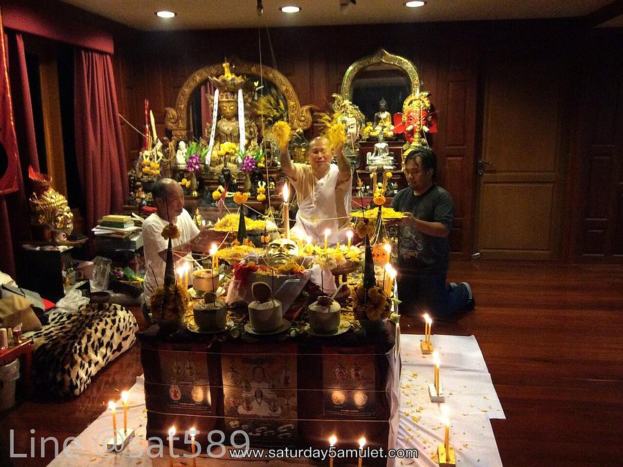 รูปที่ 9 — ภาพงานปลุกเสกวัตถุมงคล ของอาจารย์สุบิน นะหน้าทอง รุ่นเศรษฐีมีกำไร