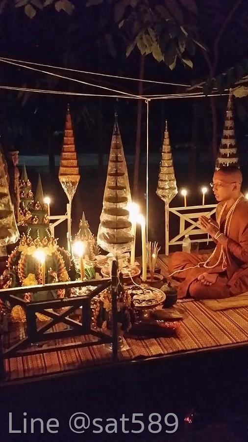 รูปที่ 2 — พระอาจารย์แว่น ปลุกเสกวัตถุมงคลทางด้านเสน่ห์ ในฤกษ์จันทร์ซ้อนจันทร์