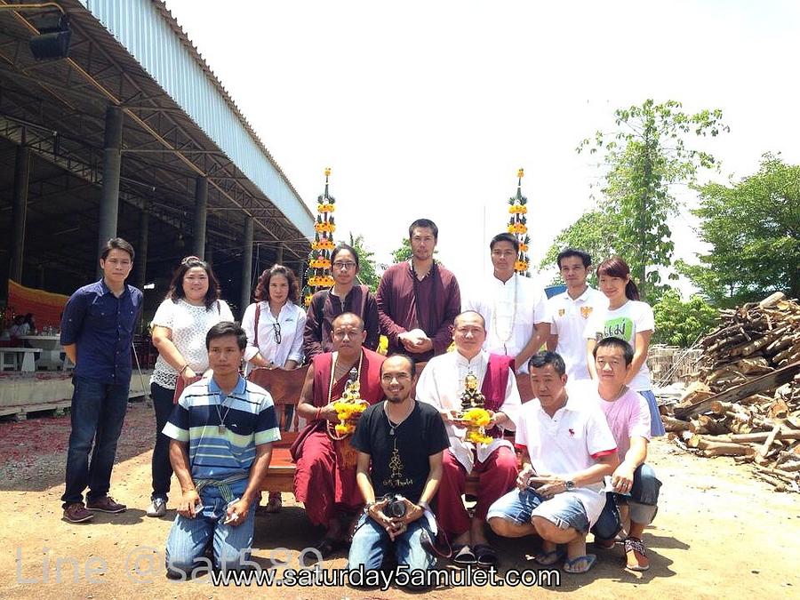 รูปที่ 20 — ภาพพิธีเททองหล่อนำฤกษ์กุมารสี่หน้าเก้าตา อาจารย์สุบิน