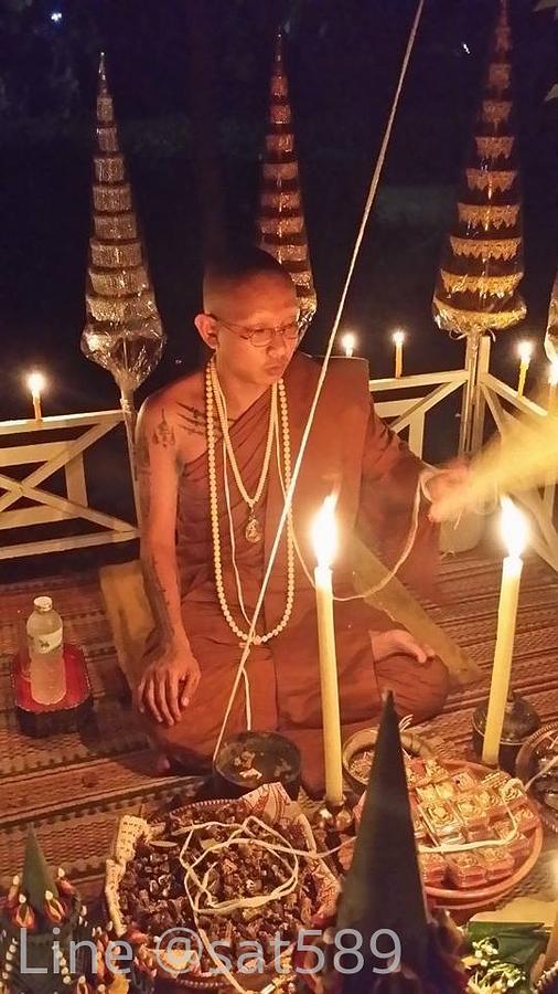 รูปที่ 9 — พระอาจารย์แว่น ปลุกเสกวัตถุมงคลทางด้านเสน่ห์ ในฤกษ์จันทร์ซ้อนจันทร์