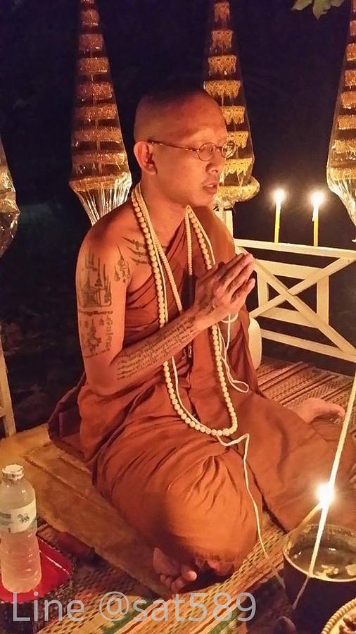 รูปที่ 5 — พระอาจารย์แว่น ปลุกเสกวัตถุมงคลทางด้านเสน่ห์ ในฤกษ์จันทร์ซ้อนจันทร์