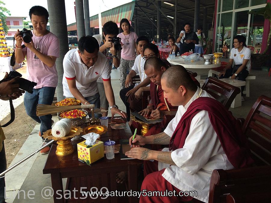 รูปที่ 18 — ภาพพิธีเททองหล่อนำฤกษ์กุมารสี่หน้าเก้าตา อาจารย์สุบิน
