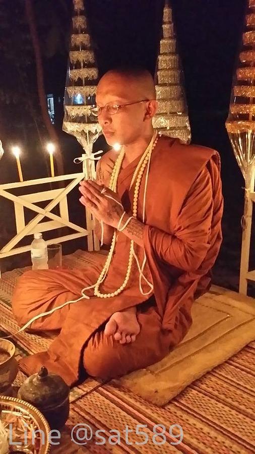 รูปที่ 3 — พระอาจารย์แว่น ปลุกเสกวัตถุมงคลทางด้านเสน่ห์ ในฤกษ์จันทร์ซ้อนจันทร์