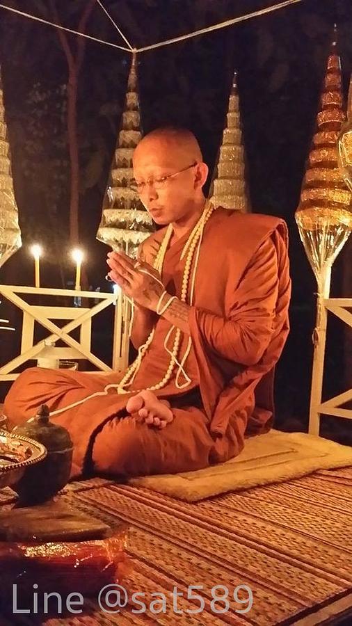 รูปที่ 4 — พระอาจารย์แว่น ปลุกเสกวัตถุมงคลทางด้านเสน่ห์ ในฤกษ์จันทร์ซ้อนจันทร์