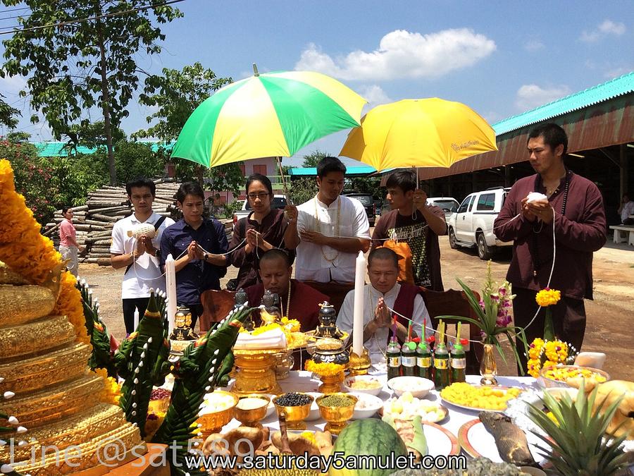 รูปที่ 22 — ภาพพิธีเททองหล่อนำฤกษ์กุมารสี่หน้าเก้าตา อาจารย์สุบิน